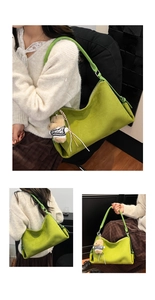 Detalle de bolso tote de ante verde con colgante de oso y correa larga ajustable