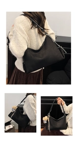 Detalle del bolso tote negro con costuras blancas y un tierno oso de peluche