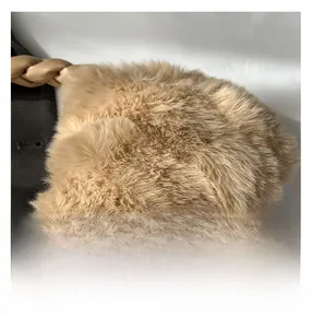 Gros plan sur la peluche kaki douce et la poignée en cuir tressé d'un sac à main chic