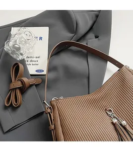 Braune Plissee-Schultertasche mit zwei verstellbaren Riemen und Metall-Quasten-Detail