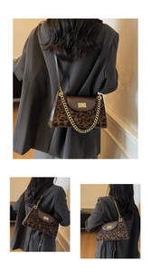 Detail der Vintage-Umhängetasche mit Leopardenmuster, Goldkette und Metall-Drehverschluss