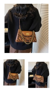 Detail der Schultertasche mit Leopardenmuster, Goldkette und Vintage-Textur