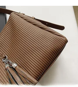 Detailaufnahme der braunen Leder-Tragetasche mit Quasten und silbernem Metallverschluss
