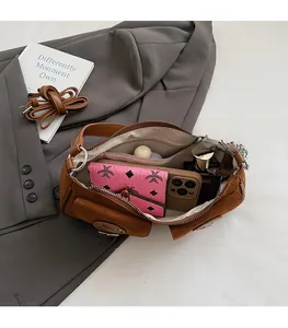 Detailansicht der braunen Wildleder-Hobo-Tasche mit Platz für Handy und Geldbörse