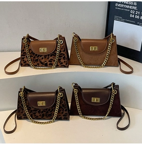 Schicke Retro-Achseltaschen mit matter Textur und goldenen Kettenriemen in vier Farben