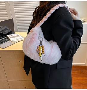 Sac à main en peluche rose avec anse tressée et pompon en perles colorées