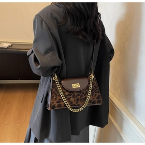 Detailansicht der Schultertasche mit Leopardenmuster, Goldkette und Metallschließe