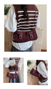 Detailansicht der weinroten Baguette-Tasche aus Wildleder mit doppelten Utility-Taschen