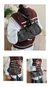 Detailansicht der dunkelgrauen Canvas-Schultertasche mit Doppeltaschen und Metallschnallen