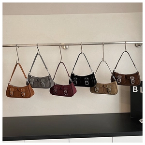 Reihe minimalistischer Wildleder-Baguette-Taschen in sechs Farben an einer Metallstange