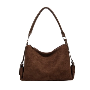 Bolso de hombro de ante marrón para mujer, elegante bolso hobo espacioso para uso diario.