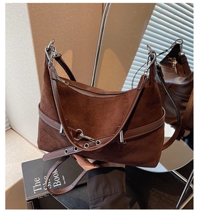 Détails du sac fourre-tout en daim caramel avec ferrures argentées et bandoulière réglable