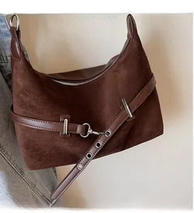 Détails du sac demi-lune en daim marron foncé avec boucles argentées vintage et bandoulière