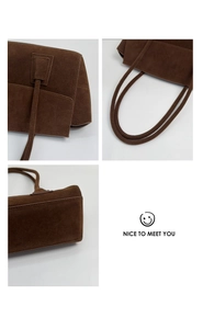 Gros plan détaillé du sac bandoulière en daim marron foncé montrant coutures et texture