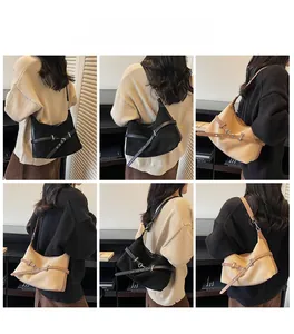 Collage de mannequins portant des sacs à bandoulière en toile rétro noir et beige