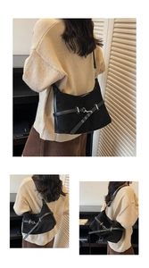 Détail du sac à bandoulière noir givré avec sangle à œillets métalliques et boucle