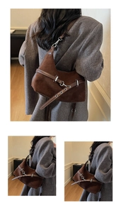 Détail du sac hobo en daim marron foncé avec boucle argentée et bandoulière lisse