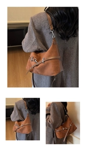 Détail du sac à bandoulière vintage en daim marron avec œillets et sangle en cuir
