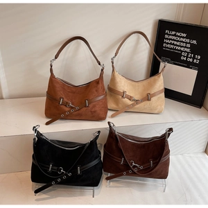 Gros plan de sacs cabas en daim vintage en quatre couleurs avec boucle en cuir et fermetures