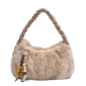 Sac à épaule en peluche beige avec anse tressée et perles en bois colorées