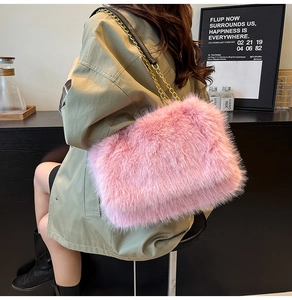 Dettaglio di una borsa tote in ecopelliccia rosa con tracolla a catena dorata