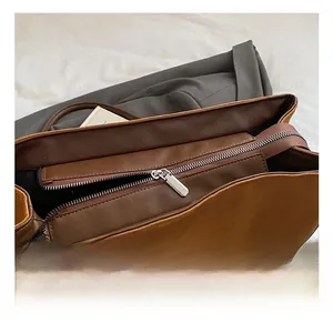 Dettaglio della cerniera argentata e del tessuto scamosciato di questa borsa tote minimalista