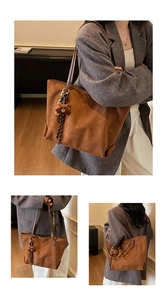 Makrodetail einer dunkelbraunen Wildleder-Tote-Bag mit Logo-Prägung und Bärenanhänger