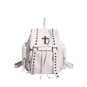 Detailansicht eines weißen Gothic-Rucksacks mit Silberkreuz-Anhänger und Nietenverzierung