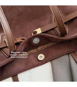 Détail de la fermeture magnétique d'un grand sac à main cabas marron foncé pour femme