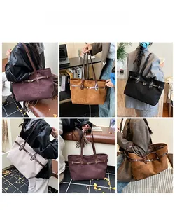 Collage de sacs cabas en daim chic en bordeaux et noir portés par un mannequin