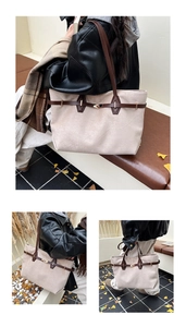 Détail du grand sac cabas en daim beige avec lanières en cuir marron et boucle métal
