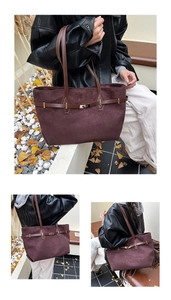 Détail du sac cabas en daim bordeaux avec bandoulières en cuir marron et boucle dorée