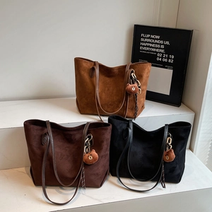 Minimalistische Shopper-Tasche aus Wildlederimitat in Braun und Schwarz mit Bärenanhänger