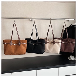 Sacs cabas en daim en caramel, noir et beige avec boucles dorées élégantes en détail