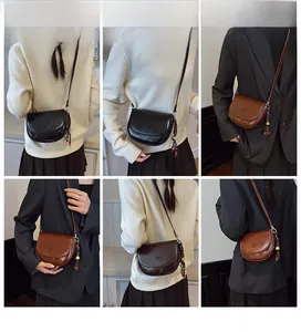 Vues détaillées des sacs besace en cuir noir et marron avec pompon décoratif chic