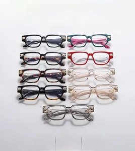 Détail de montures de lunettes carrées avec accents de perles en couleurs variées
