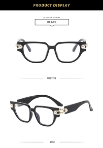 Vue détaillée de lunettes noires avec des accents de perles de luxe sur les charnières