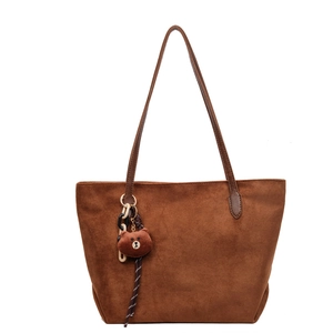 Minimalistische große braune Damen-Einkaufstasche mit Wildleder-Textur und Teddybär-Anhänger