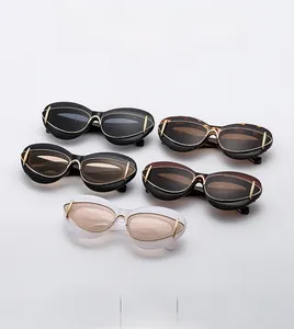Vue à plat de lunettes de soleil œil-de-chat colorées avec monture métallique chic