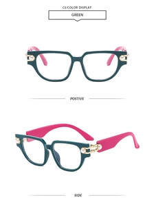Détails de lunettes carrées vertes avec branches roses et ornements de perles