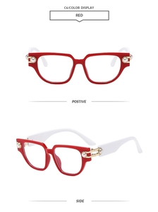 Détail de la monture contrastée rouge et blanc avec perles sur charnières dorées