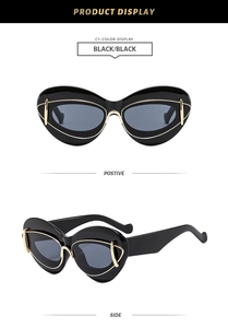 Vue détaillée des lunettes œil de chat noires avec d'élégants détails en métal doré