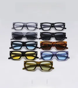 Mise en page de lunettes de soleil carrées vintage avec divers coloris et verres teintés