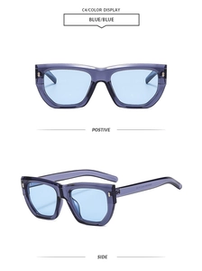 Vues détaillées avant et latérales de lunettes de soleil carrées bleues avec rivets