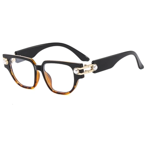 Monture de lunettes rétro carrée avec motif écaille et détails de perles sur la charnière