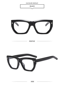 Détails des lunettes de soleil rétro carrées noires avec rivets en argent sur la monture