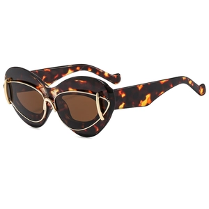 Lunettes de soleil œil de chat écaillées avec bordure en métal doré et verres bruns