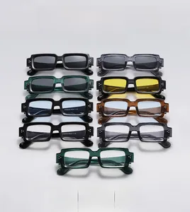 Présentation à plat de lunettes de soleil rectangulaires en neuf couleurs avec rivets