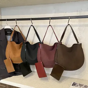 Détail du sac hobo avec bords de sangle tressés et pochette zippée assortie