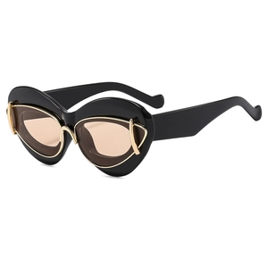 Lunettes de soleil œil-de-chat noires avec monture cœur et détails dorés chics